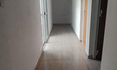 Casa con tres dormitorios, baño, patio interno, cocina comedor, garaje para dos autos, galpón.-