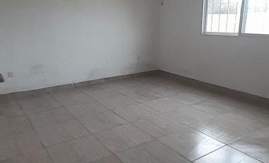 Casa con tres dormitorios, baño, patio interno, cocina comedor, garaje para dos autos, galpón.-