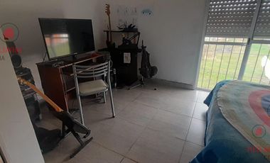 Casa con tres dormitorios, baño, patio interno, cocina comedor, garaje para dos autos, galpón.-