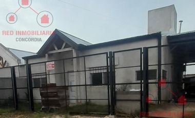 Casa con tres dormitorios, baño, patio interno, cocina comedor, garaje para dos autos, galpón.-