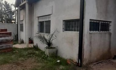 Casa con tres dormitorios, baño, patio interno, cocina comedor, garaje para dos autos, galpón.-