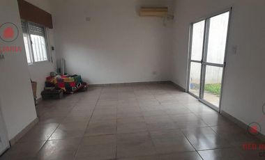 Casa con tres dormitorios, baño, patio interno, cocina comedor, garaje para dos autos, galpón.-