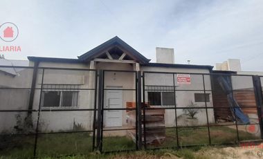 Casa con tres dormitorios, baño, patio interno, cocina comedor, garaje para dos autos, galpón.-