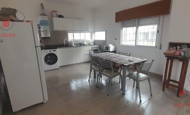 Casa con tres dormitorios, baño, patio interno, cocina comedor, garaje para dos autos, galpón.-