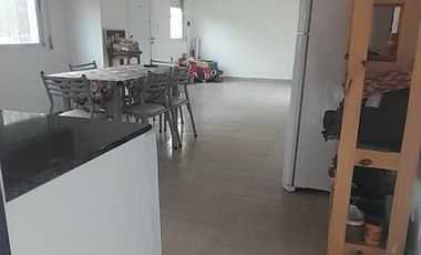 Casa con tres dormitorios, baño, patio interno, cocina comedor, garaje para dos autos, galpón.-