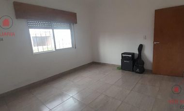 Casa con tres dormitorios, baño, patio interno, cocina comedor, garaje para dos autos, galpón.-