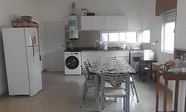 Casa con tres dormitorios, baño, patio interno, cocina comedor, garaje para dos autos, galpón.-