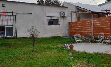 Casa con tres dormitorios, baño, patio interno, cocina comedor, garaje para dos autos, galpón.-
