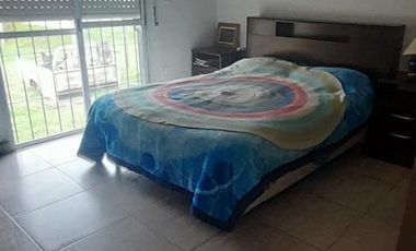 Casa con tres dormitorios, baño, patio interno, cocina comedor, garaje para dos autos, galpón.-