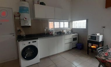 Casa con tres dormitorios, baño, patio interno, cocina comedor, garaje para dos autos, galpón.-