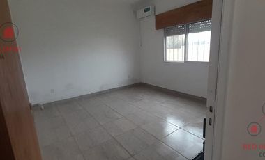 Casa con tres dormitorios, baño, patio interno, cocina comedor, garaje para dos autos, galpón.-