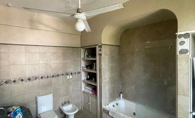 Chalet de época 10 ambientes Frente al Colegio Lincoln - La Lucila