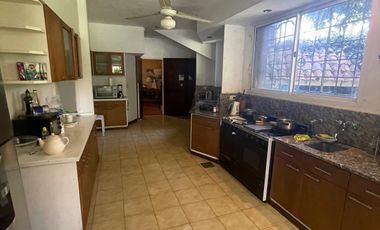 Chalet de época 10 ambientes Frente al Colegio Lincoln - La Lucila