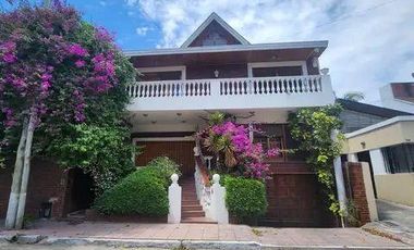 Casa chalet seis ambientes jardin a la venta en Wilde apto acepta permutas