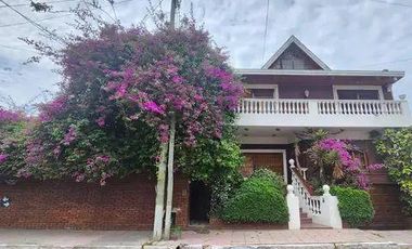 Casa chalet seis ambientes jardin a la venta en Wilde apto acepta permutas