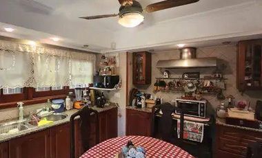 Casa chalet seis ambientes jardin a la venta en Wilde apto acepta permutas