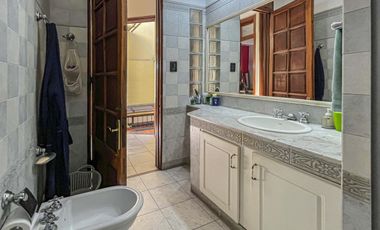 Casa 4 dormitorios con cochera, terraza y parrillero