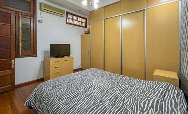 Casa 4 dormitorios con cochera, terraza y parrillero