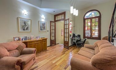 Casa 4 dormitorios con cochera, terraza y parrillero