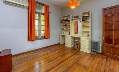 Casa 4 dormitorios con cochera, terraza y parrillero