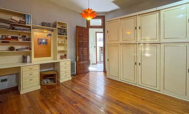 Casa 4 dormitorios con cochera, terraza y parrillero