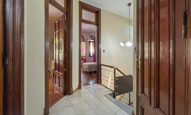 Casa 4 dormitorios con cochera, terraza y parrillero