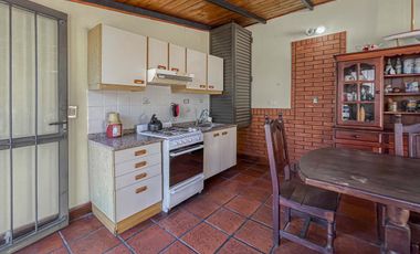 Casa 4 dormitorios con cochera, terraza y parrillero