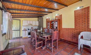 Casa 4 dormitorios con cochera, terraza y parrillero