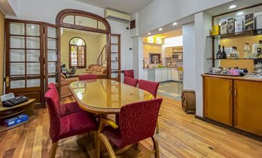 Casa 4 dormitorios con cochera, terraza y parrillero