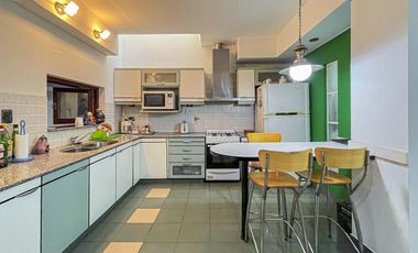 Casa 4 dormitorios con cochera, terraza y parrillero