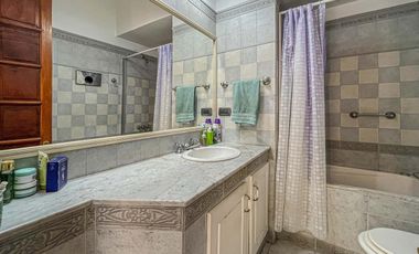 Casa 4 dormitorios con cochera, terraza y parrillero