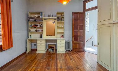 Casa 4 dormitorios con cochera, terraza y parrillero