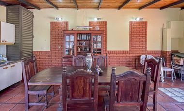 Casa 4 dormitorios con cochera, terraza y parrillero