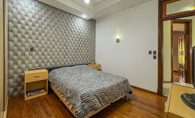 Casa 4 dormitorios con cochera, terraza y parrillero