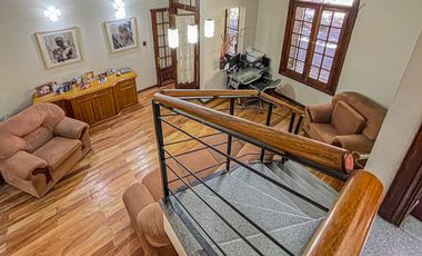 Casa 4 dormitorios con cochera, terraza y parrillero