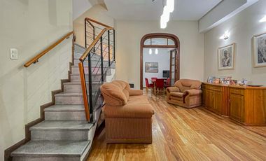 Casa 4 dormitorios con cochera, terraza y parrillero