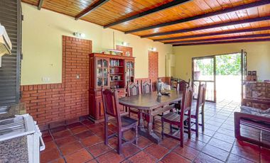 Casa 4 dormitorios con cochera, terraza y parrillero