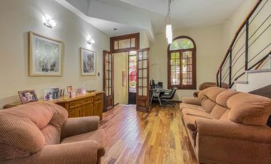 Casa 4 dormitorios con cochera, terraza y parrillero