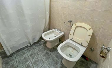 Casa 4 dormitorios con cochera, terraza y parrillero