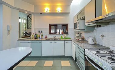 Casa 4 dormitorios con cochera, terraza y parrillero