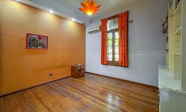 Casa 4 dormitorios con cochera, terraza y parrillero