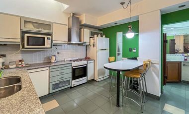 Casa 4 dormitorios con cochera, terraza y parrillero