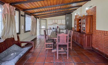 Casa 4 dormitorios con cochera, terraza y parrillero
