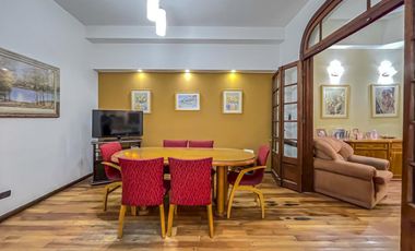 Casa 4 dormitorios con cochera, terraza y parrillero