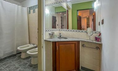 Casa 4 dormitorios con cochera, terraza y parrillero