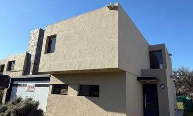 Venta - Casa de 3 dormitorios en Villa Catalina, Rio Ceballos