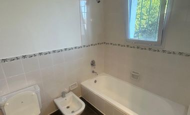 Casa en alquiler de 6 ambientes en Acassuso