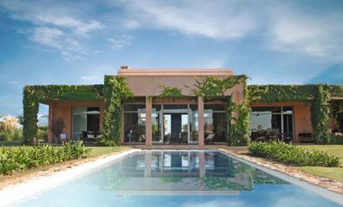 Espectacular Casa en Club de Polo en Lobos