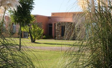 Espectacular Casa en Club de Polo en Lobos