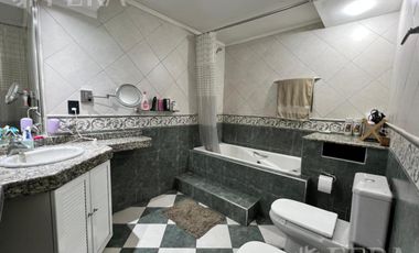 Venta casa con jardín al frente, patio y cochera en Florencio Varela (30401)